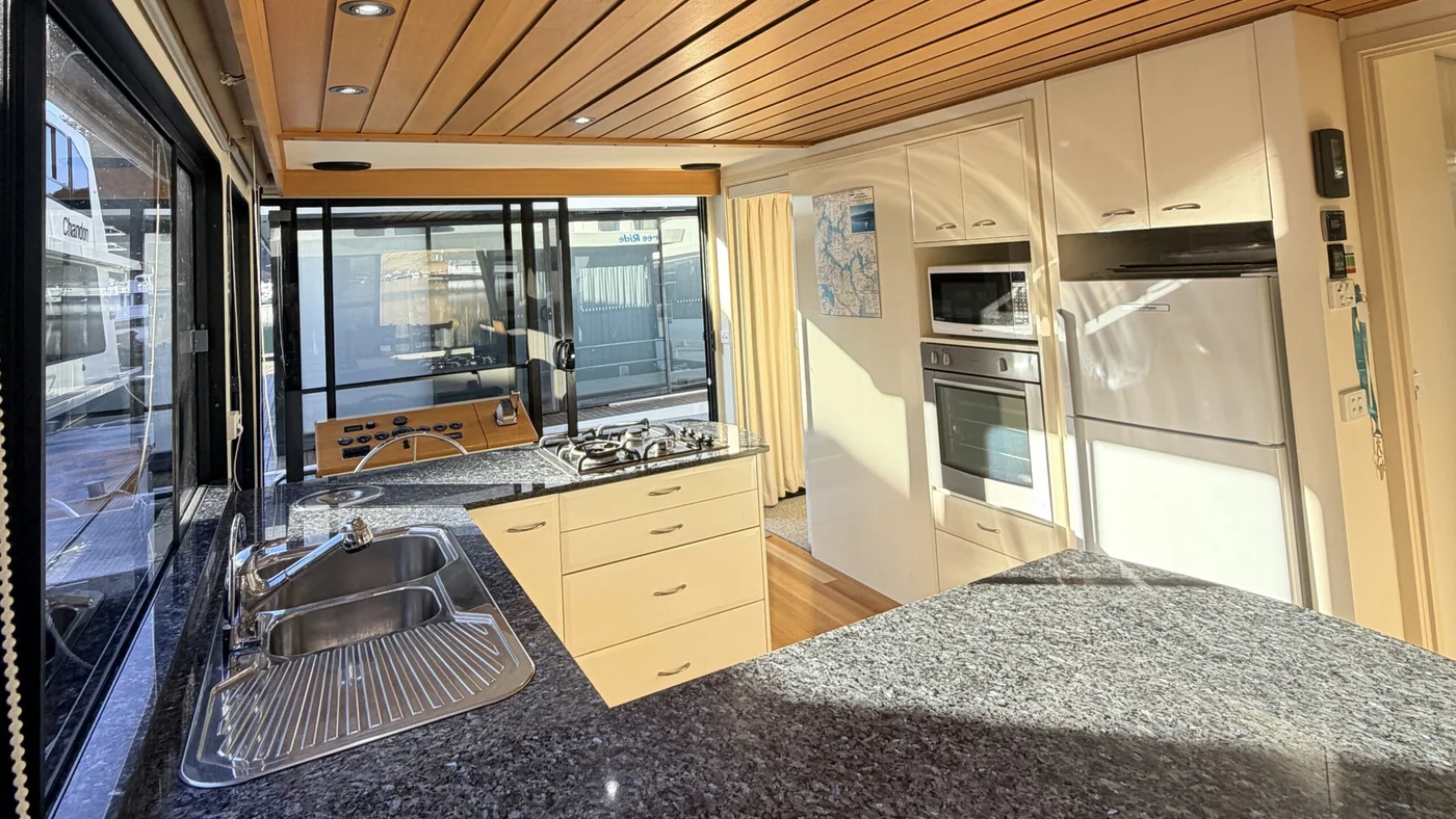 FREE RIDE – EILDON HOUSEBOAT FOR SALE