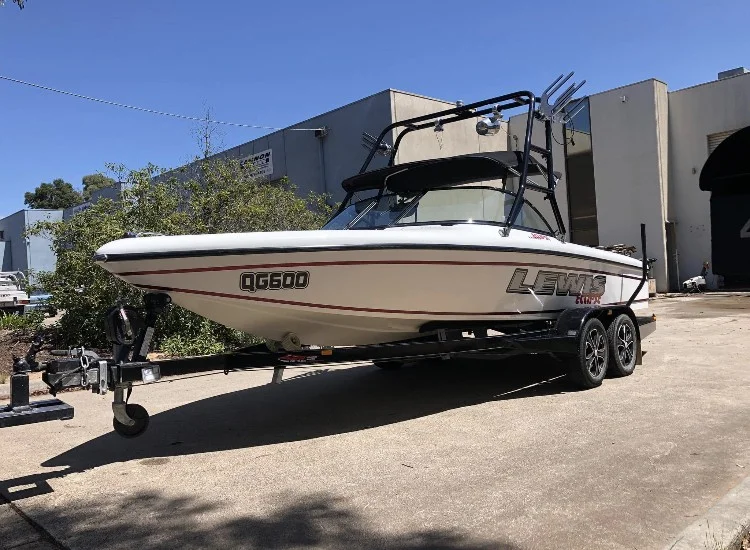 2002 Lewis Eclipse Ski & Wake Boat
